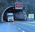 Auf Leuchttafeln, Ampeln und sonstige Anzeigen sollte bei Tunneldurchfahrten besonders geachtet werden. Foto: Auto-Reporter/ADAC